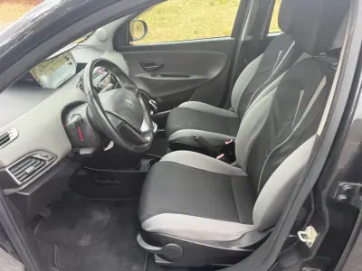 Lancia Ypsilon 2013 - 5990 EUR, 135000 km - AUTO.MOTO.pt - 135000km - foto 9 de 26