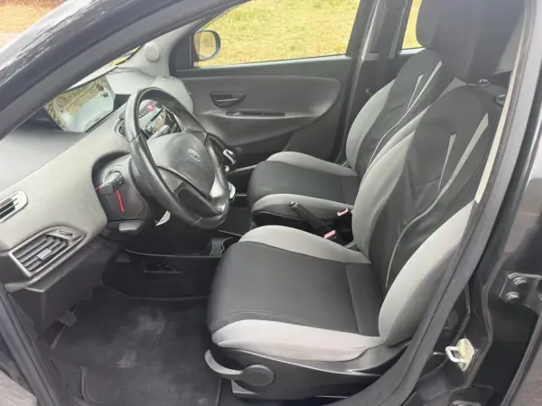 Lancia Ypsilon 2013 - 5990 EUR, 135000 km - AUTO.MOTO.pt - 135000km - foto 9 de 26