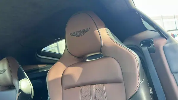 Aston Martin 2025 - 285000 EUR, 6000 km - AUTO.MOTO.pt - 6000km - foto 4 de 5