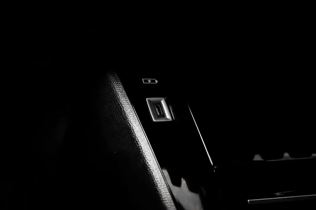 Peugeot e-2008 2021 - 20850 EUR, 60050 km - AUTO.MOTO.pt - 60050km - foto 23 de 44