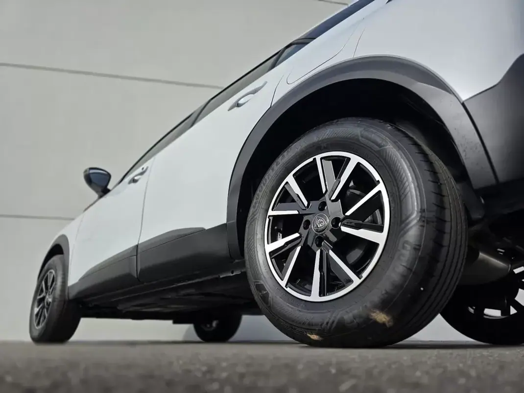 Peugeot 2008 2024 - 18500 EUR, 10965 km - AUTO.MOTO.pt - 10965km - foto 6 de 34