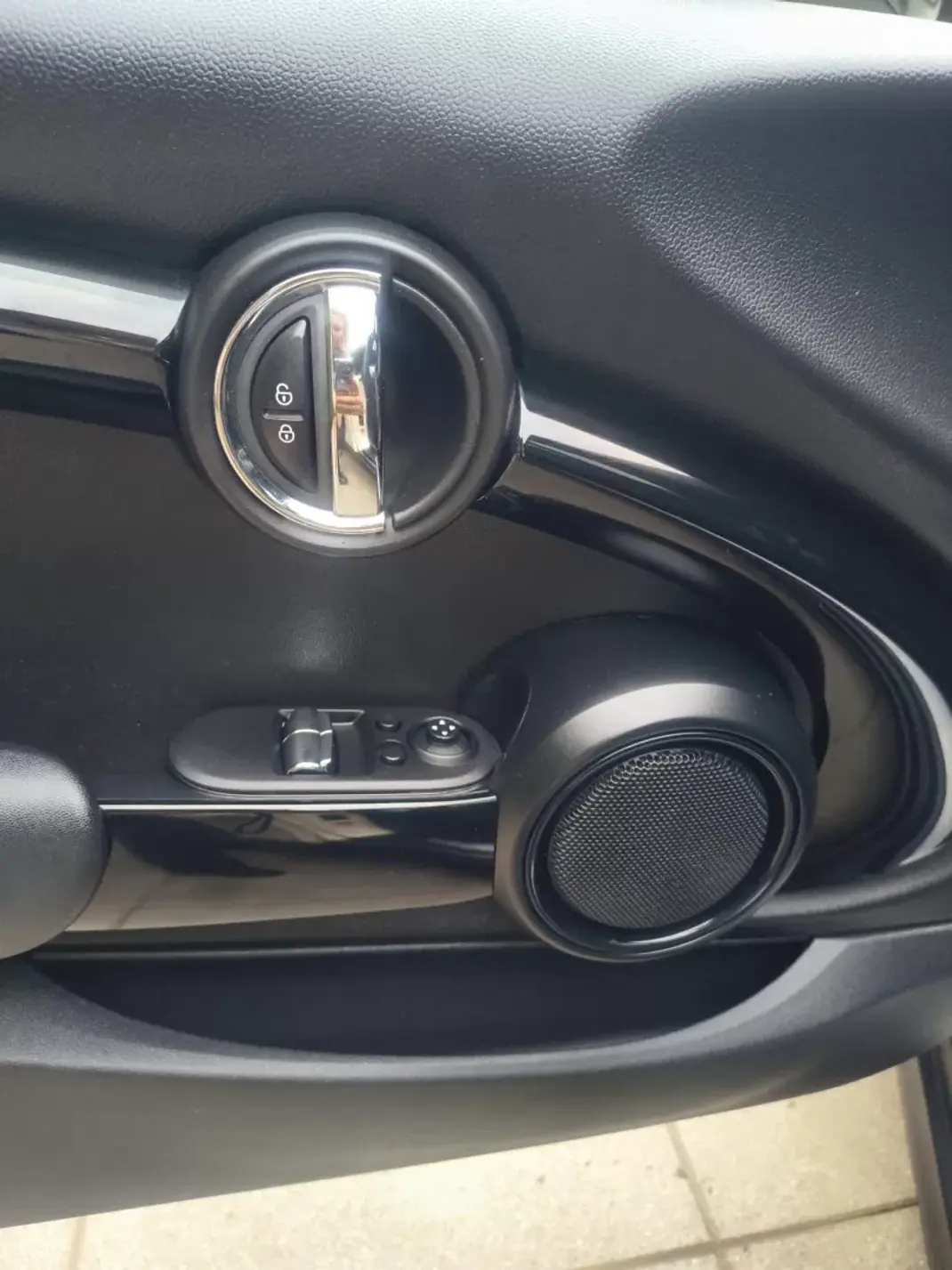 MINI One 2015 - 11900 EUR, 125000 km - AUTO.MOTO.pt - 125000km - foto 11 de 35