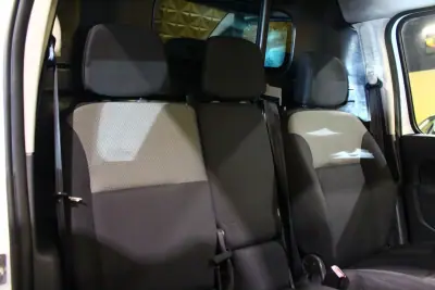 Renault 2019 - 9450 EUR, 190000 km - AUTO.MOTO.pt - 190000km - foto 14 de 23