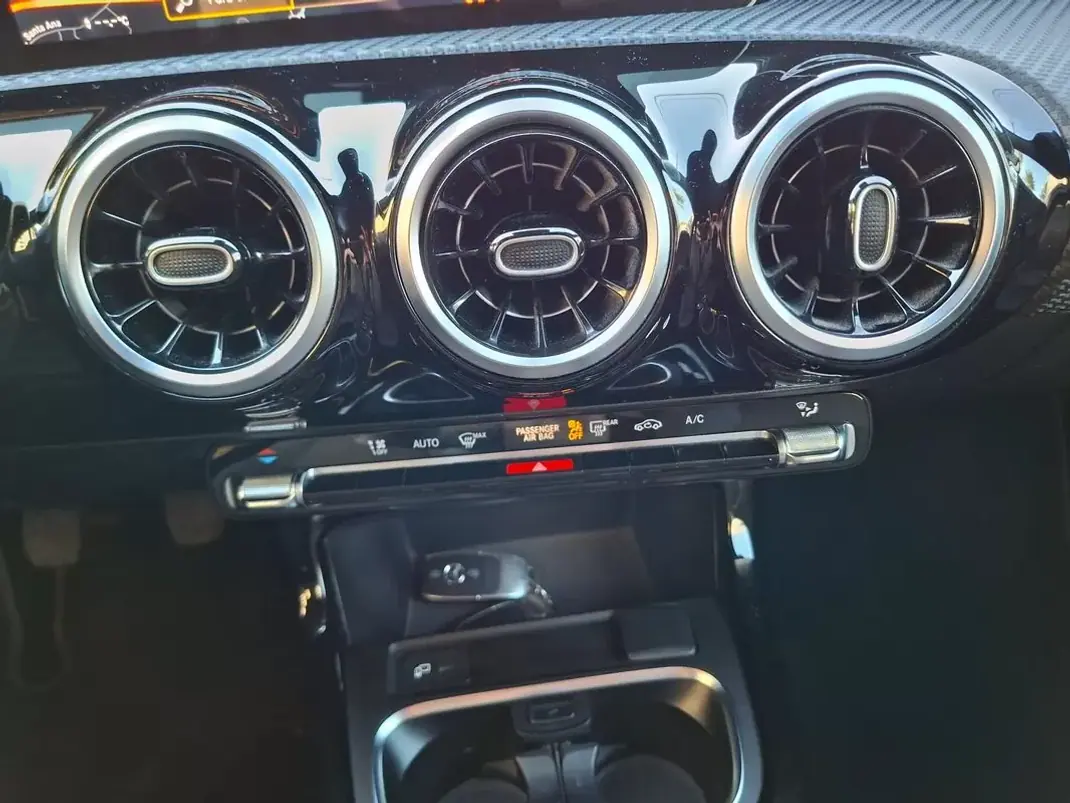 Mercedes-Benz A 200 2018 - 22500 EUR, 77000 km - AUTO.MOTO.pt - 77000km - foto 32 de 37