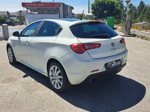 Alfa Romeo Giulietta 2012 - 8900 EUR, 195000 km - AUTO.MOTO.pt - 195000km - foto 9 de 40