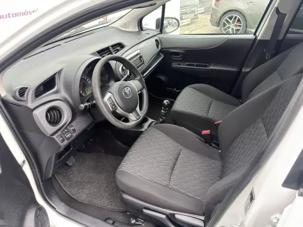 Toyota Yaris 2014 - 9990 EUR, 149000 km - AUTO.MOTO.pt - 149000km - foto 11 de 19