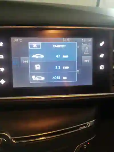 Peugeot 308 2014 - 7300 EUR, 160850 km - AUTO.MOTO.pt - 160850km - foto 3 de 10