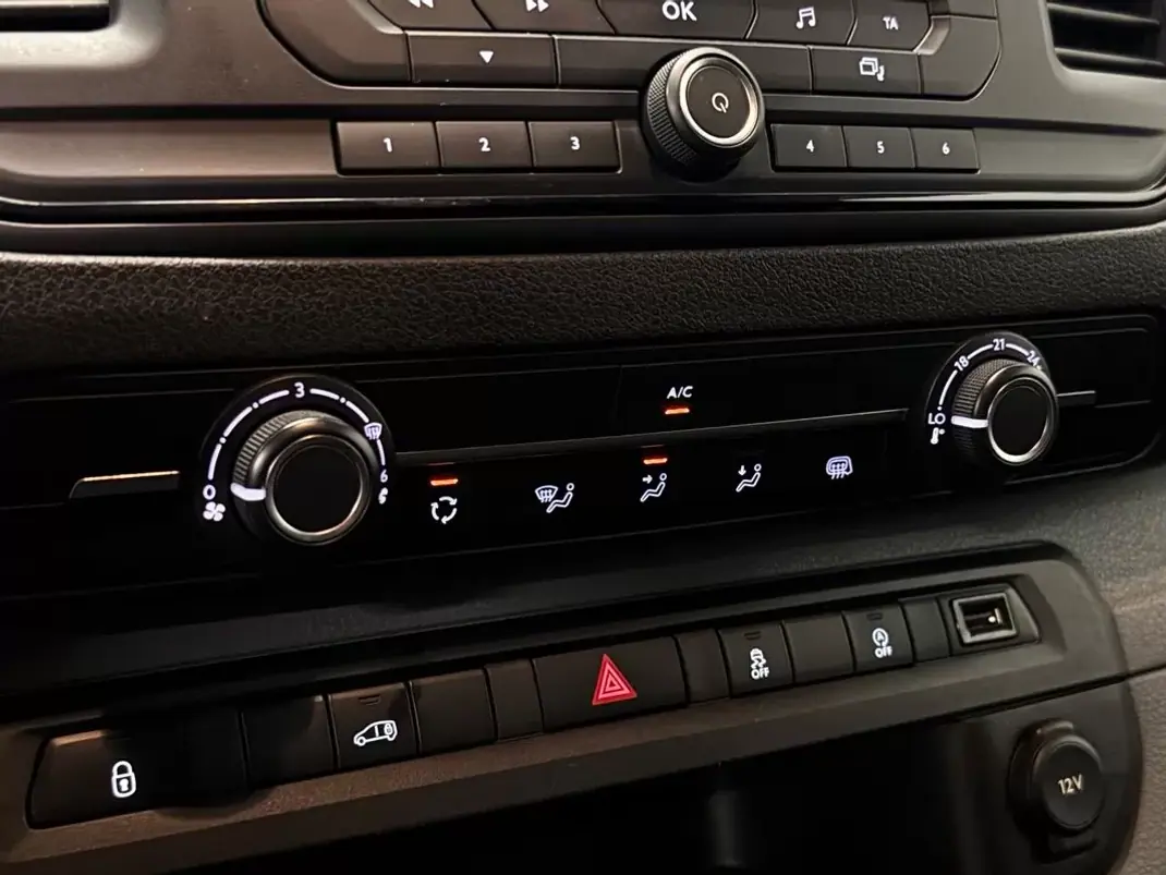 Opel COMBO 2020 - 15500 EUR, 150000 km - AUTO.MOTO.pt - 150000km - foto 13 de 16