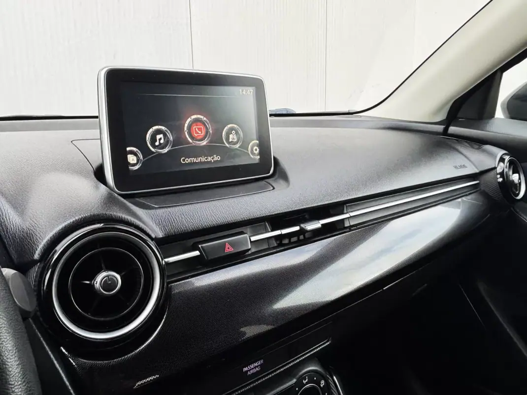 Mazda 2 2015 - 11500 EUR, 75000 km - AUTO.MOTO.pt - 75000km - foto 22 de 33