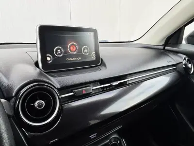 Mazda 2 2015 - 11500 EUR, 75000 km - AUTO.MOTO.pt - 75000km - foto 22 de 33