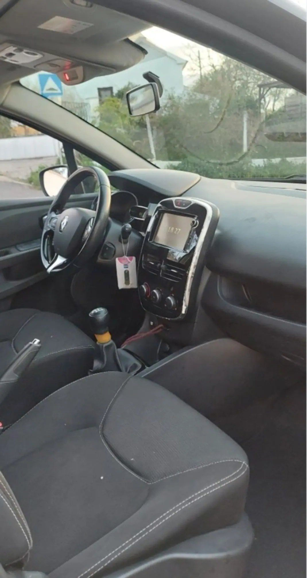 Renault Clio 2015 - 5250 EUR, 244901 km - AUTO.MOTO.pt - 244901km - foto 8 de 11