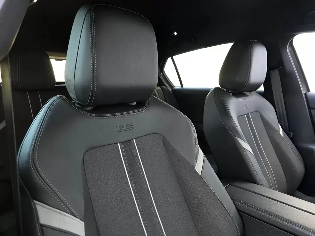 Opel Astra 2023 - 19900 EUR, 16940 km - AUTO.MOTO.pt - 16940km - foto 32 de 39