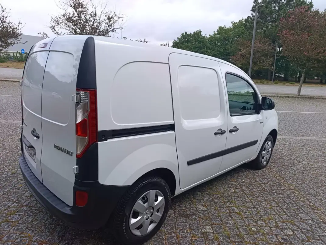 Renault 2020 - 9900 EUR, 108709 km - AUTO.MOTO.pt - 108709km - foto 4 de 11
