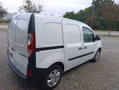 Renault 2020 - 9900 EUR, 108709 km - AUTO.MOTO.pt - 108709km - foto 4 de 11