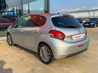 Peugeot 208 2016 - 8900 EUR, 65803 km - AUTO.MOTO.pt - 65803km - foto 5 de 12