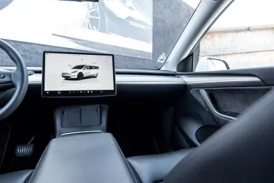 Tesla Model Y 2022 - 36900 EUR, 70000 km - AUTO.MOTO.pt - 70000km - foto 15 de 25