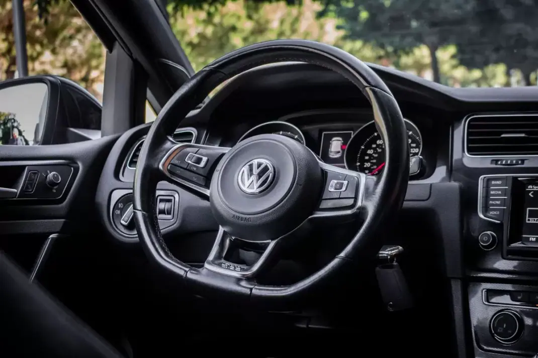 Volkswagen Golf 2015 - 24990 EUR, 83192 km - AUTO.MOTO.pt - 83192km - foto 36 de 45