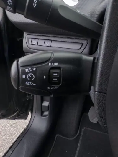 Peugeot 208 2018 - 10990 EUR, 181000 km - AUTO.MOTO.pt - 181000km - foto 19 de 38