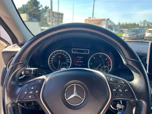Mercedes-Benz A 180 2013 - 15000 EUR, 197483 km - AUTO.MOTO.pt - 197483km - foto 8 de 20