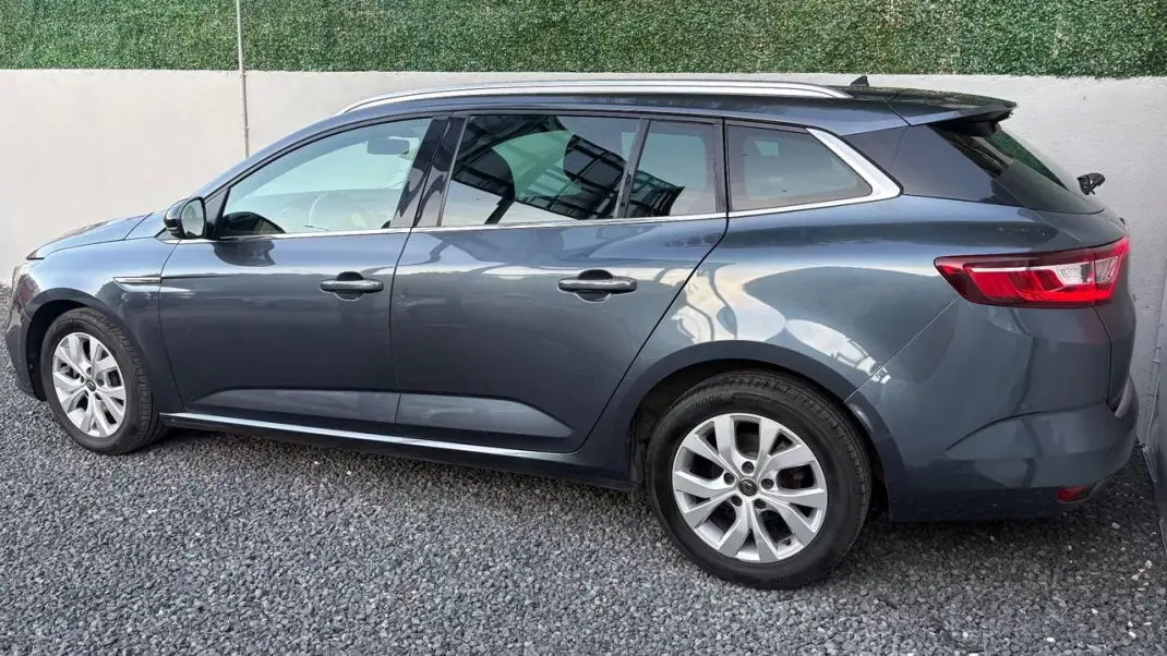 Renault Mégane Sport Tourer 2019 - 13400 EUR, 94500 km - AUTO.MOTO.pt - 94500km - foto 4 de 12