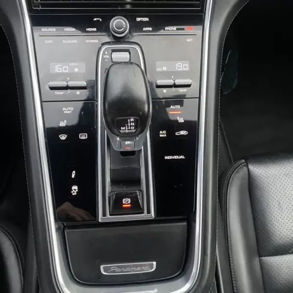 Porsche Panamera Sport Turismo 2019 - 69990 EUR, 210000 km - AUTO.MOTO.pt - 210000km - foto 30 de 50