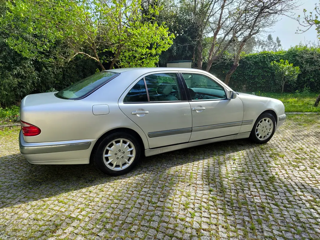 Mercedes-Benz E 220 2002 - 6500 EUR, 455000 km - AUTO.MOTO.pt - 455000km - foto 1 de 9