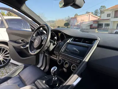 Jaguar E-Pace 2019 - 23500 EUR, 82987 km - AUTO.MOTO.pt - 82987km - foto 4 de 11