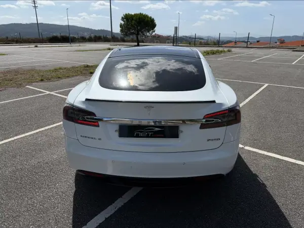 Tesla Model S 2015 - 27500 EUR, 162000 km - AUTO.MOTO.pt - 162000km - foto 19 de 21