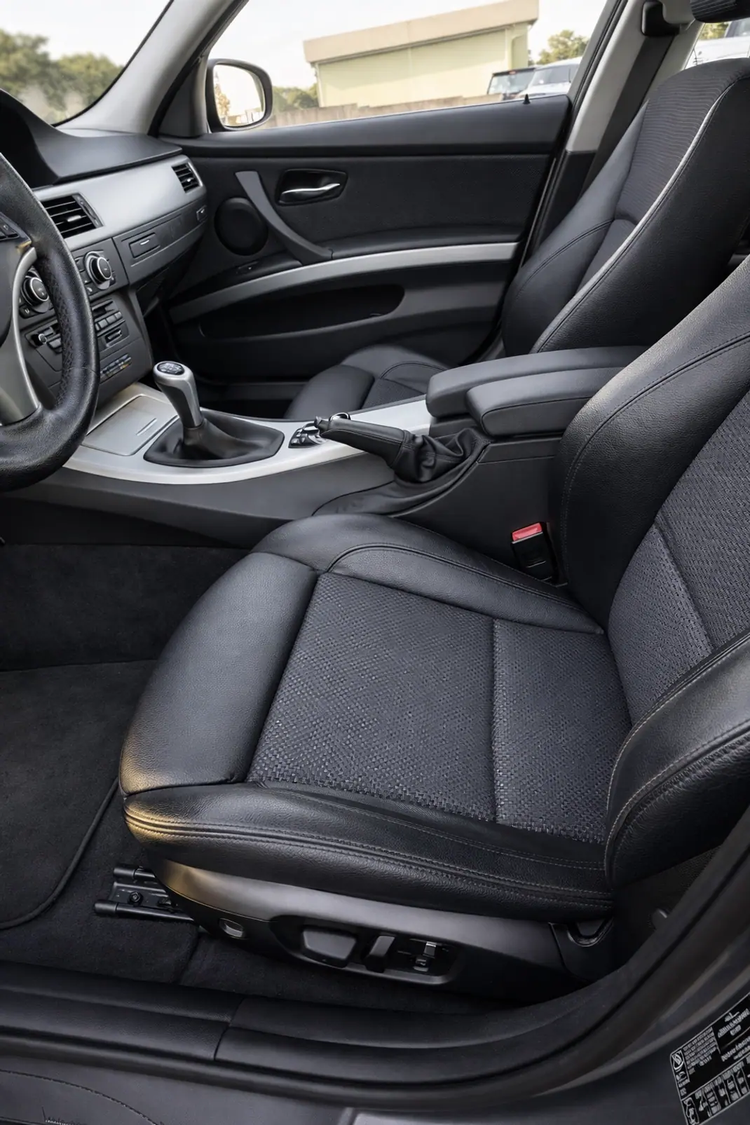 BMW 318 2010 - 7750 EUR, 350000 km - AUTO.MOTO.pt - 350000km - foto 8 de 11