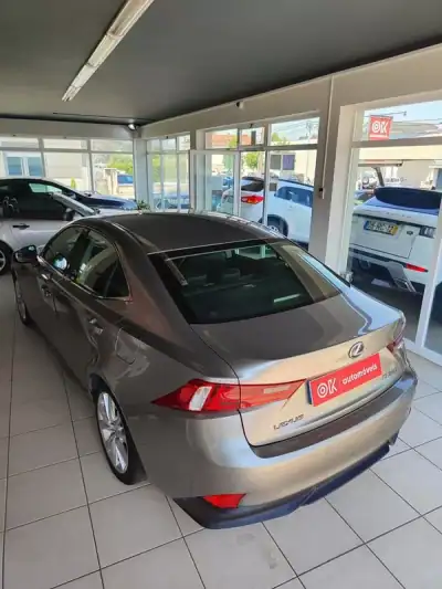 Lexus IS 300H 2013 - 19990 EUR, 170000 km - AUTO.MOTO.pt - 170000km - foto 8 de 38