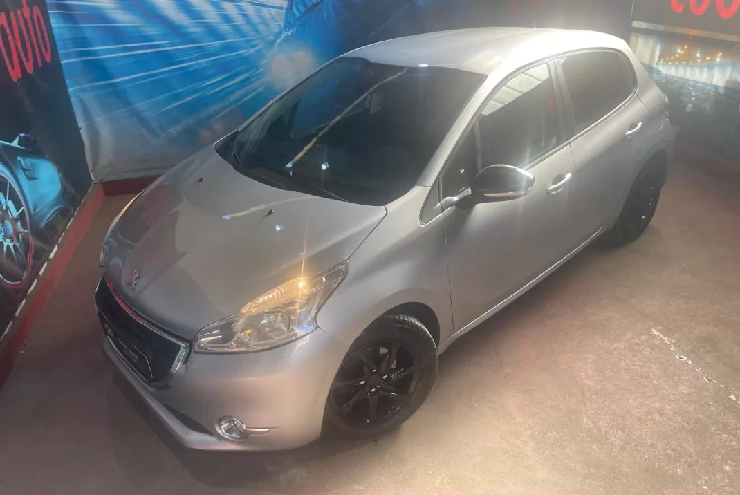 Peugeot 208 2013 - 6999 EUR, 195000 km - AUTO.MOTO.pt - 195000km - foto 6 de 35