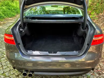 Jaguar XE 2015 - 14250 EUR, 184000 km - AUTO.MOTO.pt - 184000km - foto 13 de 23