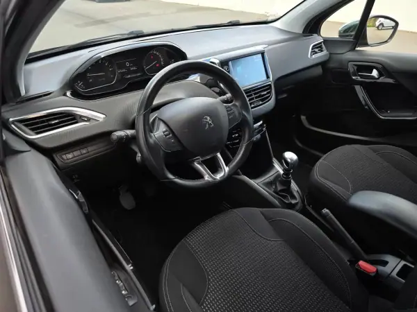 Peugeot 208 2019 - 9750 EUR, 75000 km - AUTO.MOTO.pt - 75000km - foto 19 de 37