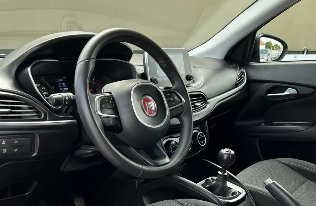 Fiat Tipo 2017 - 13900 EUR, 194560 km - AUTO.MOTO.pt - 194560km - foto 5 de 9