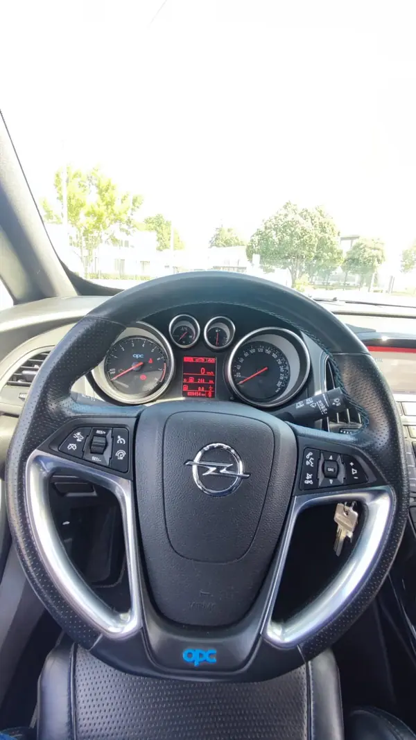 Opel Astra GTC 2016 - 22490 EUR, 92000 km - AUTO.MOTO.pt - 92000km - foto 8 de 15