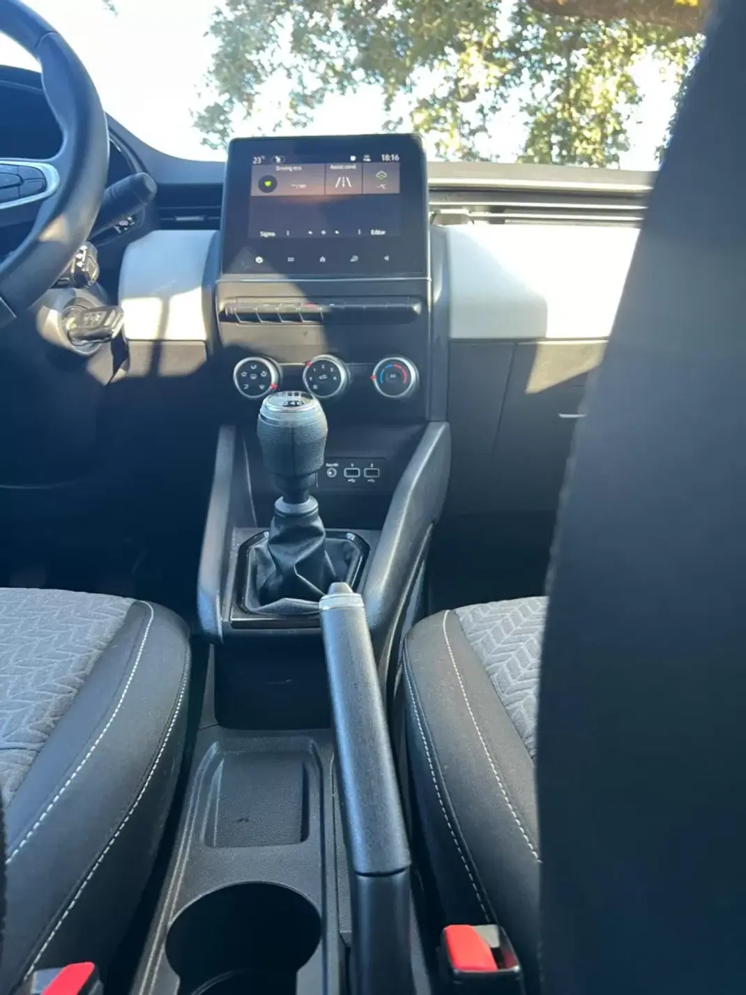 Renault Clio 2022 - 15750 EUR, 120180 km - 120180km - foto 28 de 46
