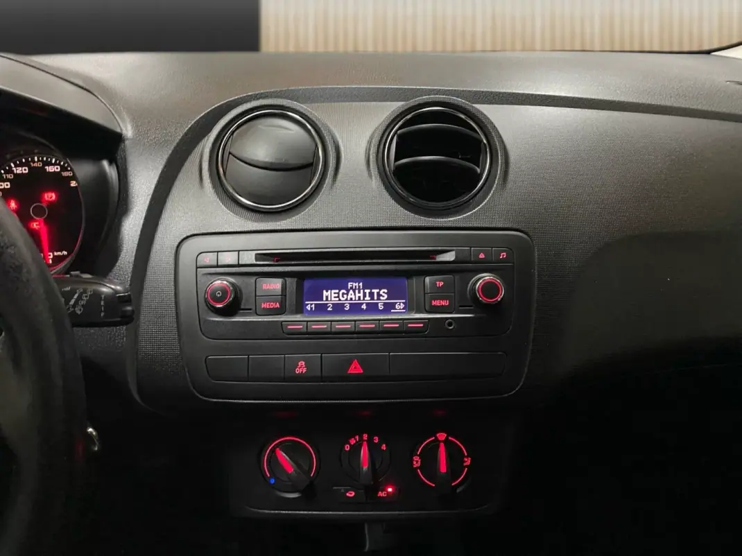 SEAT Ibiza 2014 - 5750 EUR, 290400 km - AUTO.MOTO.pt - 290400km - foto 12 de 19