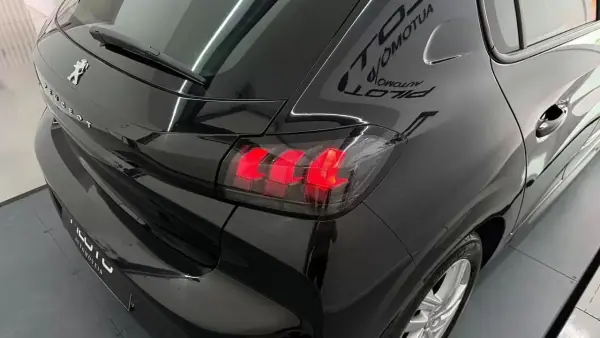 Peugeot 208 2020 - 16990 EUR, 96739 km - AUTO.MOTO.pt - 96739km - foto 10 de 27
