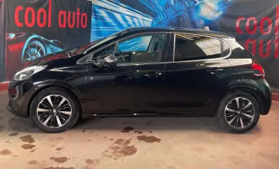 Peugeot 208 2018 - 8899 EUR, 106000 km - AUTO.MOTO.pt - 106000km - foto 3 de 42