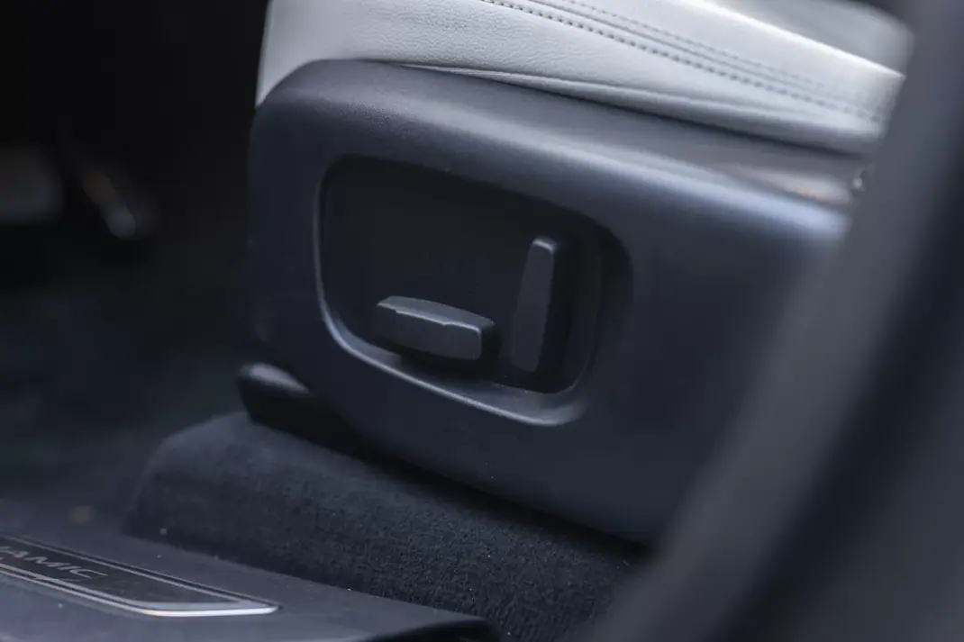 Land Rover Range Rover Velar 2017 - 39900 EUR, 175180 km - AUTO.MOTO.pt - 175180km - foto 20 de 36