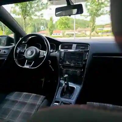 Volkswagen Golf 2015 - 18990 EUR, 105640 km - AUTO.MOTO.pt - 105640km - foto 12 de 15