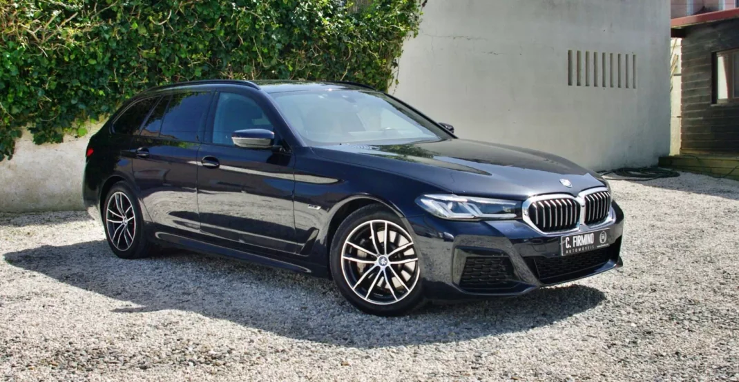 BMW 530e 2022 - 44900 EUR, 52332 km - AUTO.MOTO.pt - 52332km - foto 6 de 46