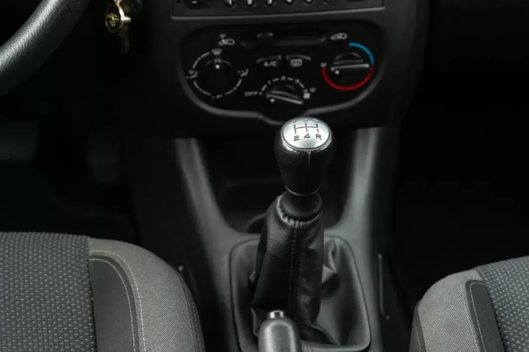 Peugeot 206 2010 - 5850 EUR, 96800 km - AUTO.MOTO.pt - 96800km - foto 12 de 19