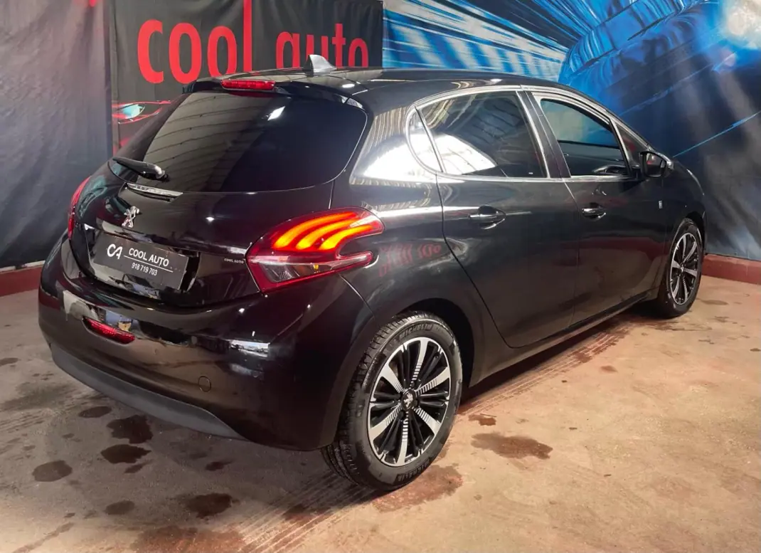 Peugeot 208 2018 - 8899 EUR, 106000 km - AUTO.MOTO.pt - 106000km - foto 14 de 42