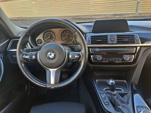 BMW 318 2018 - 17990 EUR, 125000 km - AUTO.MOTO.pt - 125000km - foto 11 de 25