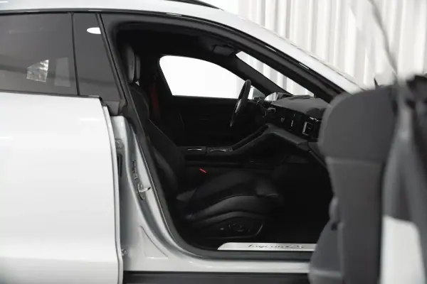 Porsche Taycan Sport Turismo 2024 - 74950 EUR, 55673 km - AUTO.MOTO.pt - 55673km - foto 47 de 57