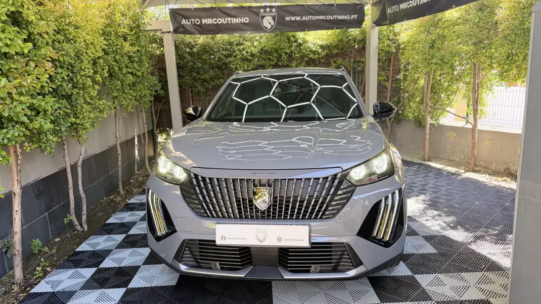 Peugeot e-2008 2025 - 25900 EUR, 13646 km - AUTO.MOTO.pt - 13646km - foto 1 de 22
