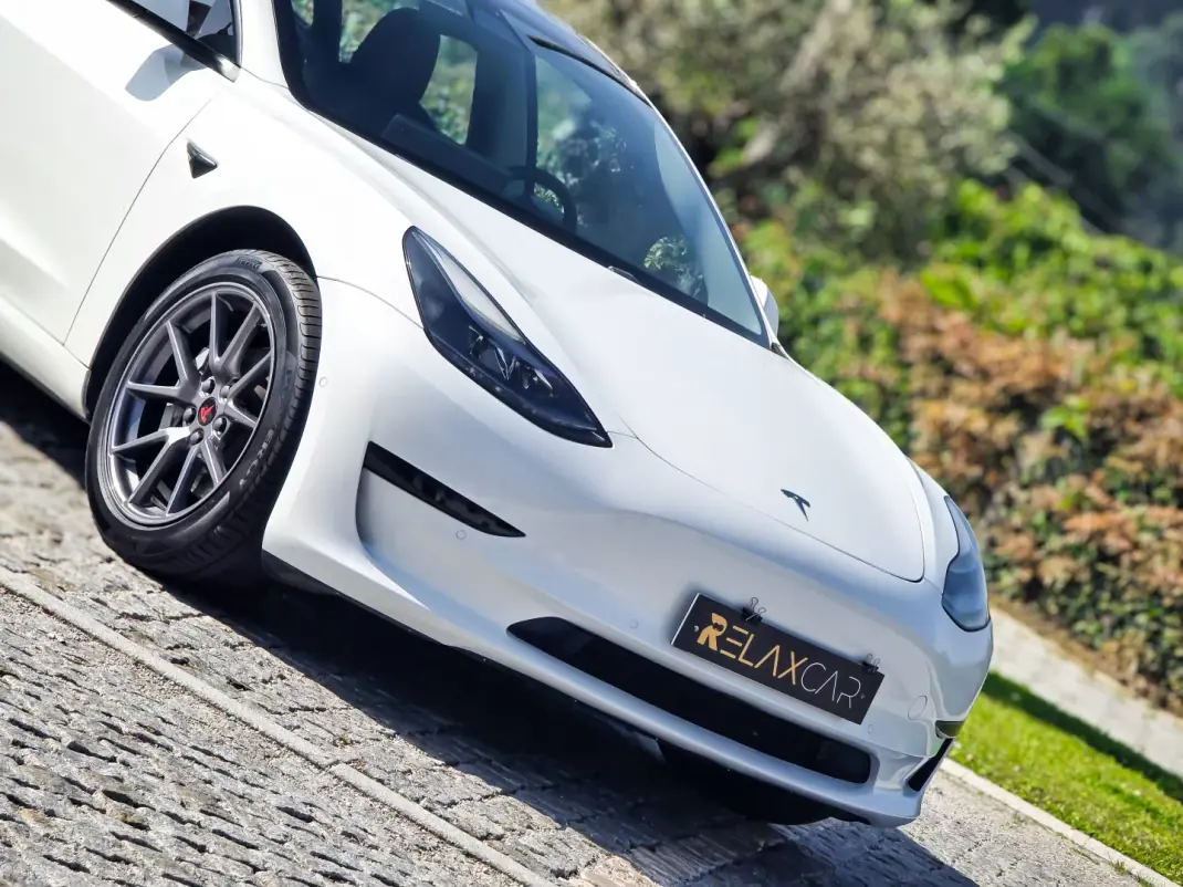 Tesla Model 3 2021 - 24990 EUR, 113300 km - AUTO.MOTO.pt - 113300km - foto 6 de 26