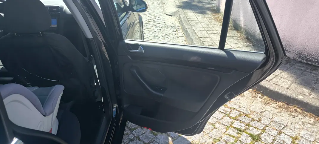 Volkswagen Golf Variant 2010 - 6500 EUR, 138000 km - AUTO.MOTO.pt - 138000km - foto 8 de 8