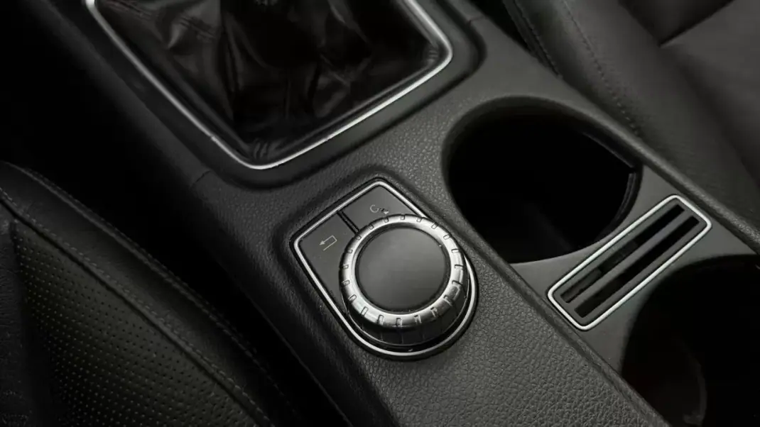 Mercedes-Benz A 180 2013 - 12990 EUR, 237399 km - AUTO.MOTO.pt - 237399km - foto 14 de 28